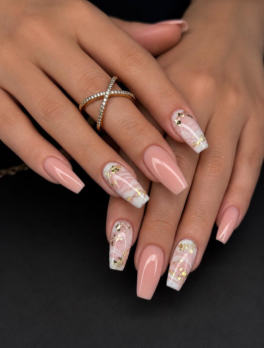 Roséfarbenes Nageldesign mit Goldfolie und klaren Akzenten