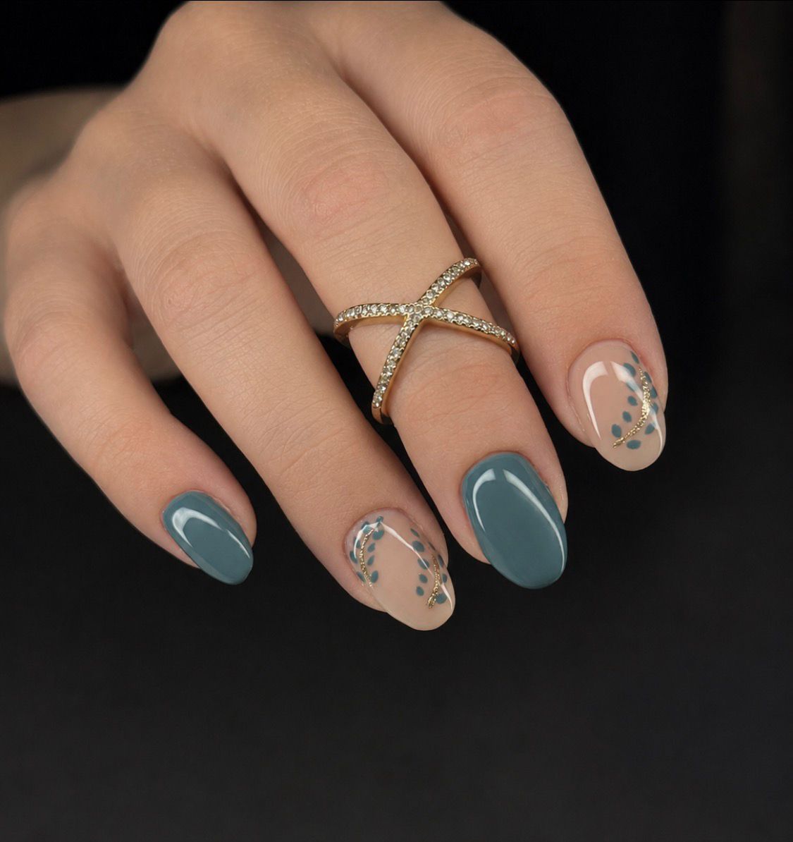 Petrolfarbenes Nageldesign mit botanischen Akzenten
