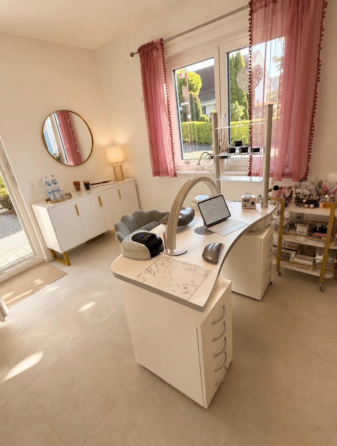Heller Arbeitsplatz im CG Beauty Heaven Nagelstudio