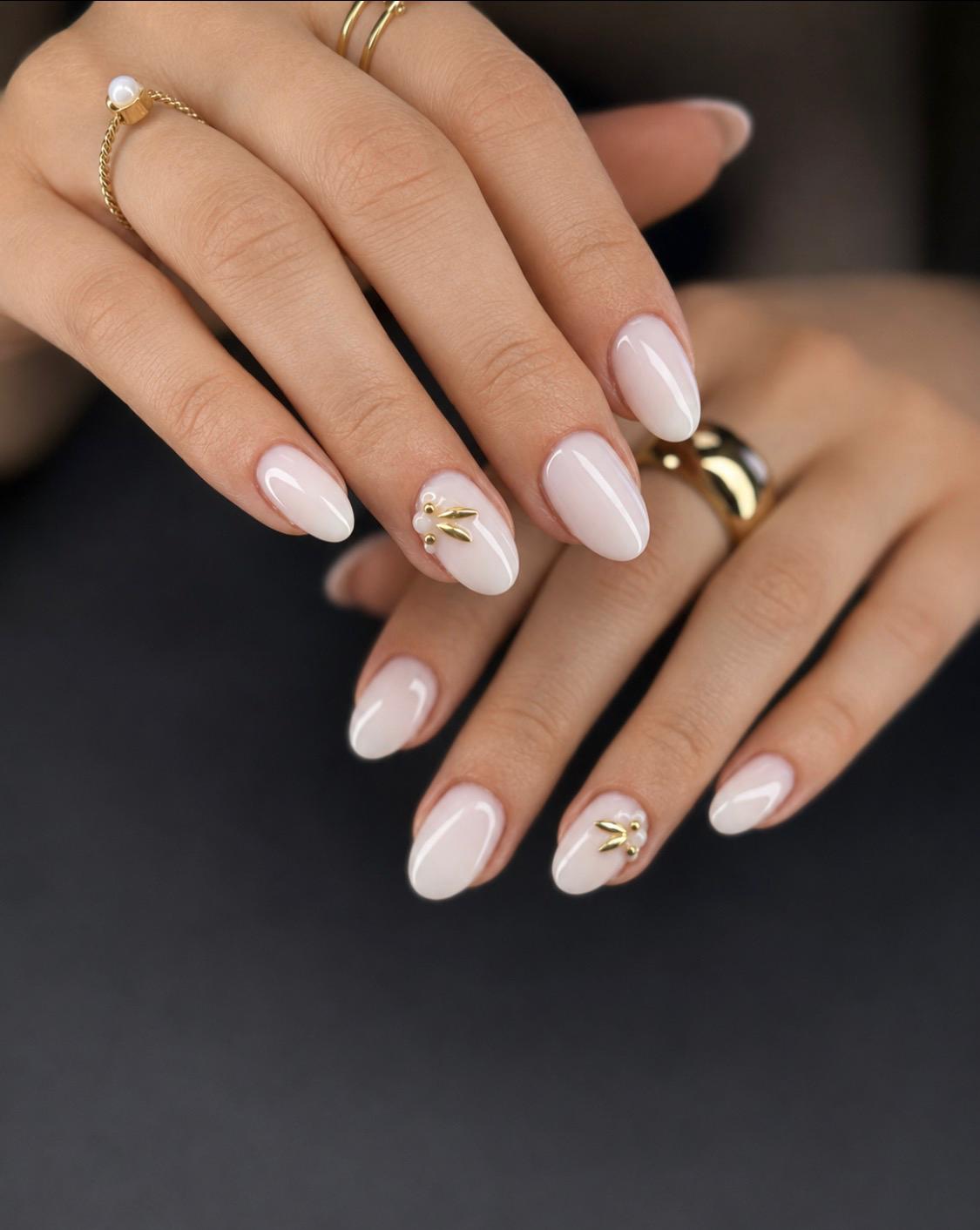 Roséfarbenes Nageldesign mit filigranen goldenen Blättern