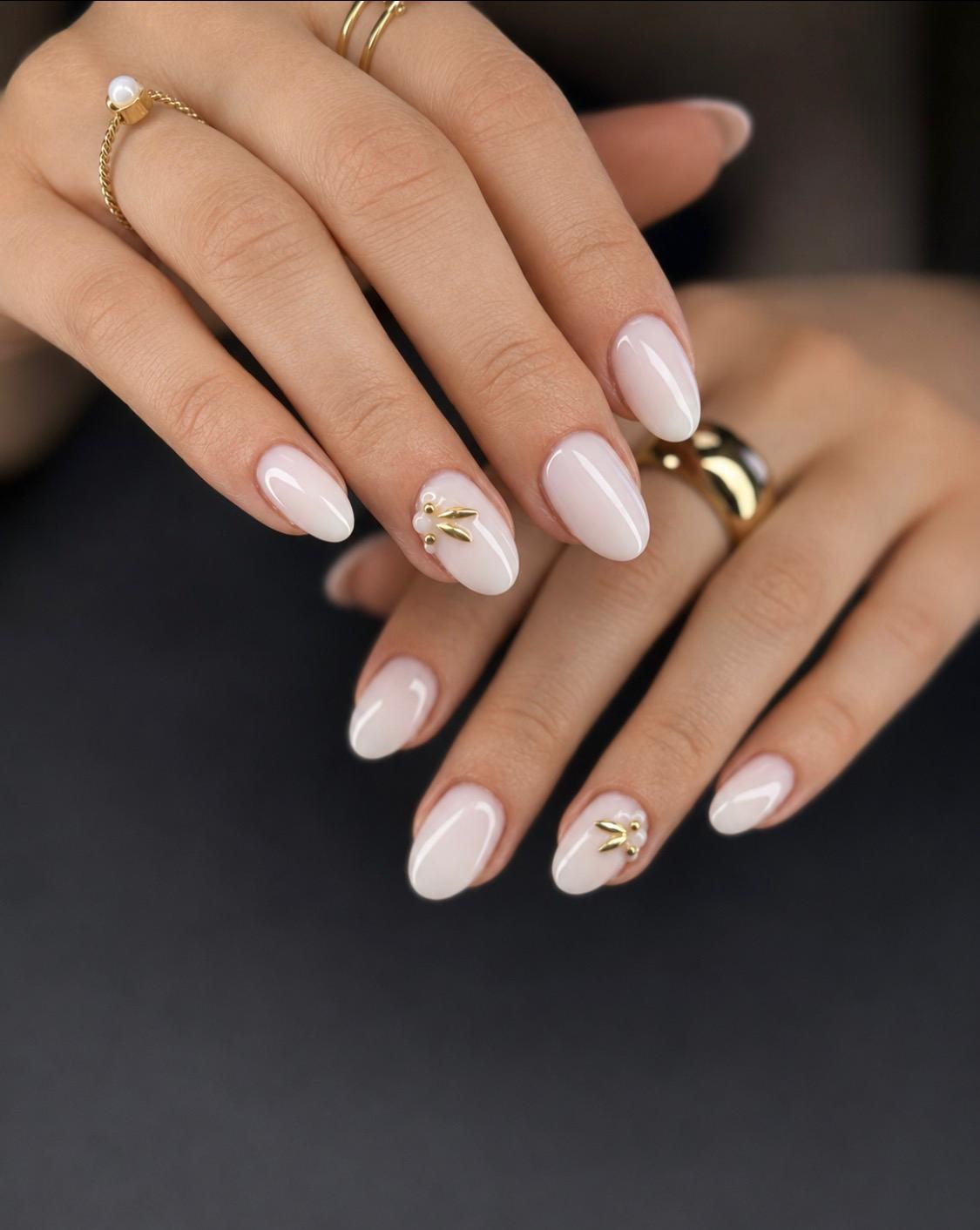 Roséfarbenes Nageldesign mit filigranen goldenen Blättern