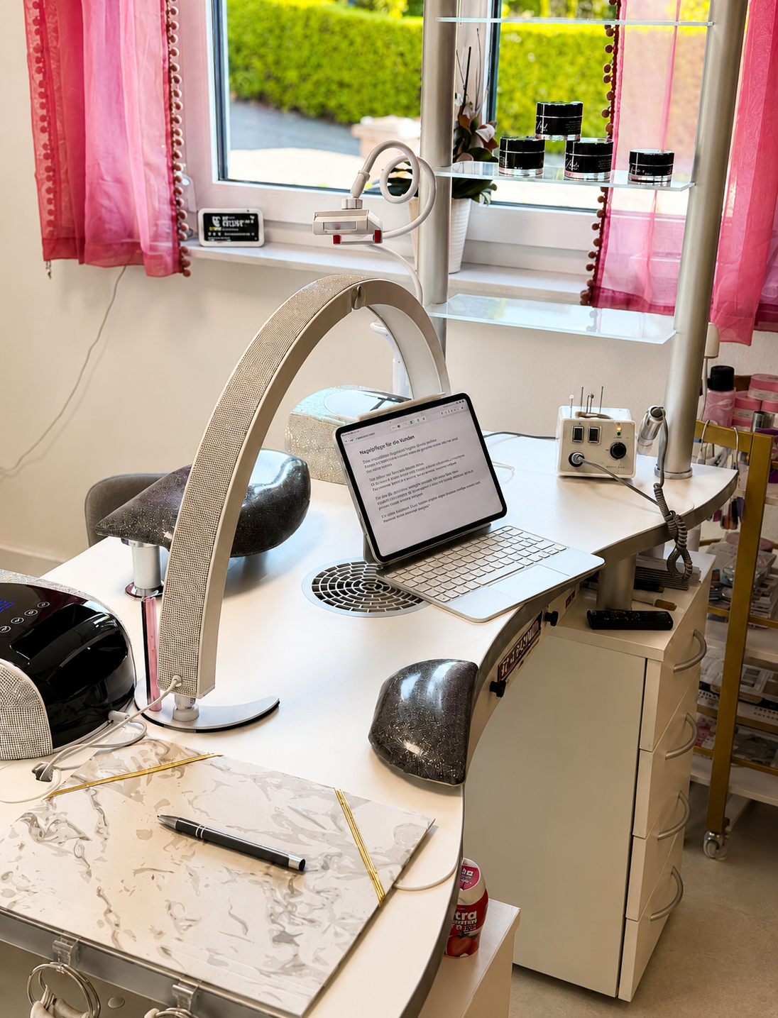 Professionell ausgestatteter Nageltisch am Fenster