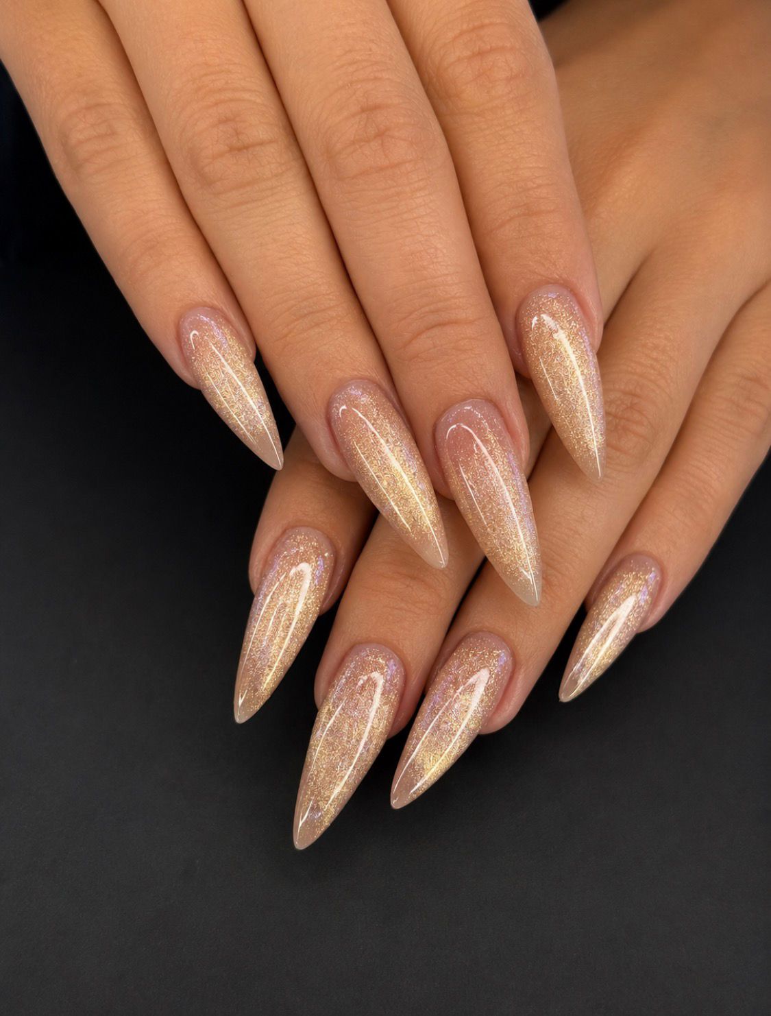 Elegantes champagnerfarbenes Nageldesign mit Glanz