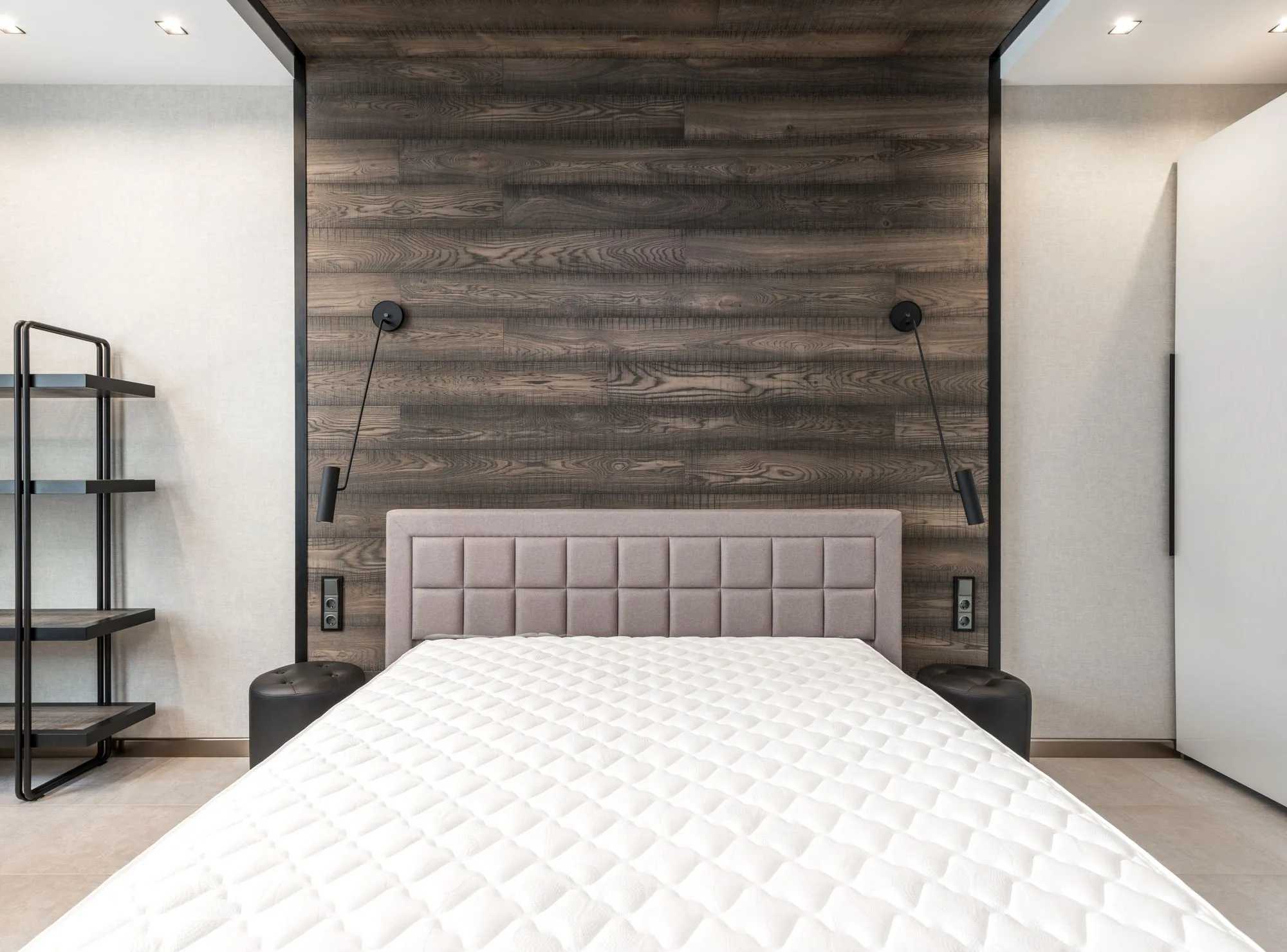 Wit matras op een bedframe in een slaapkamer
