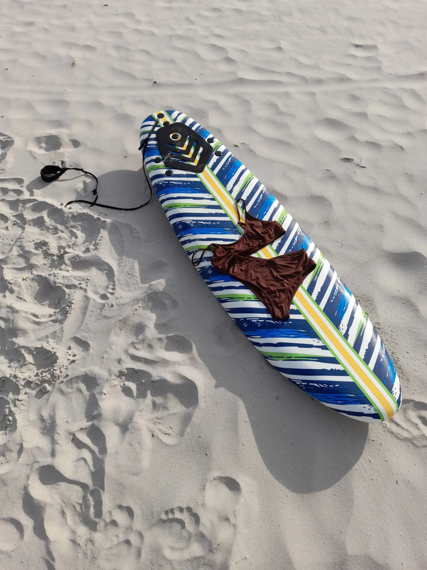 Surfplank op het strand — watersportmateriaal dat na de zomer opgeborgen moet worden
