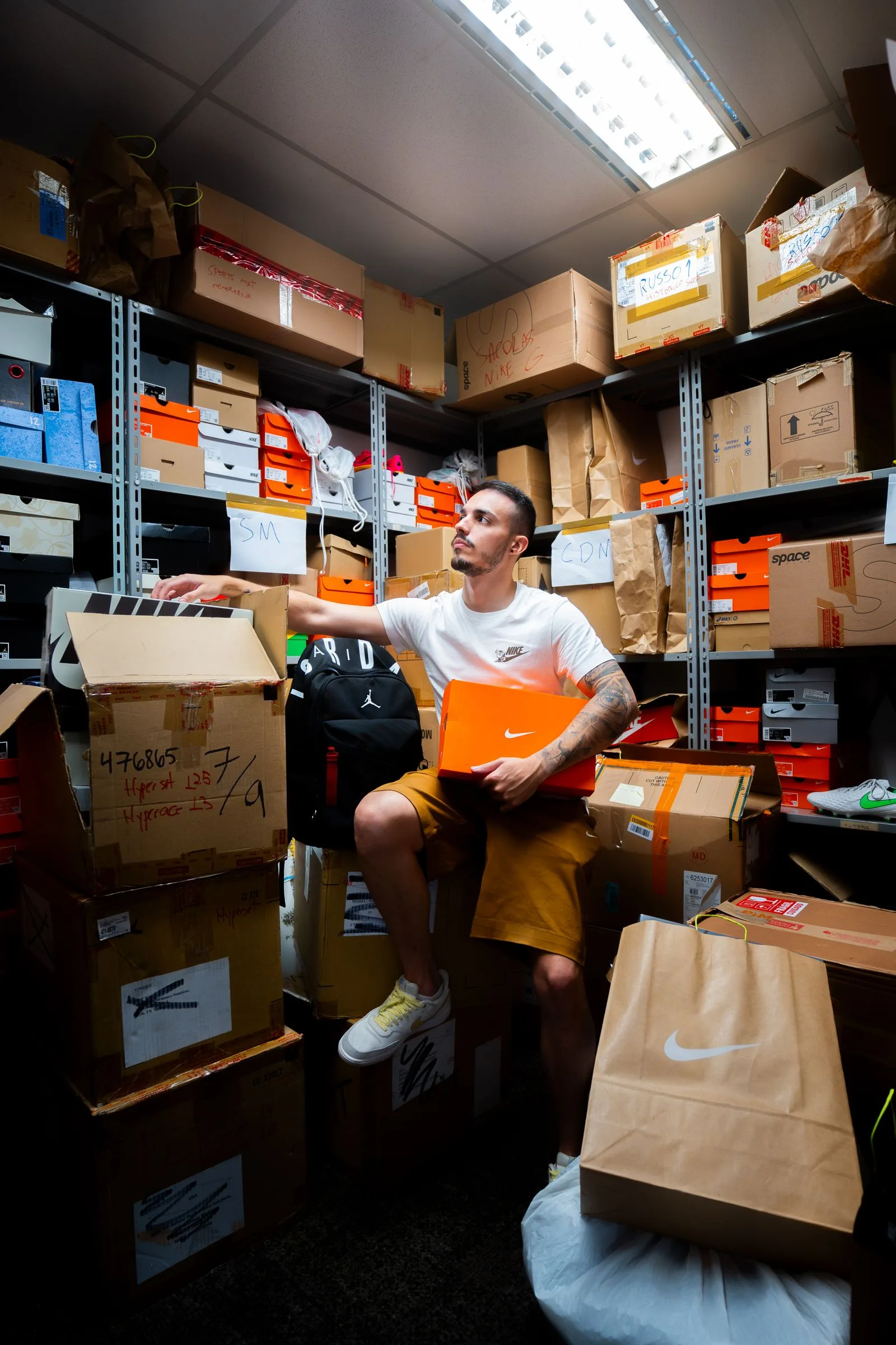 Ondernemer sorteert voorraad in een self-storage box