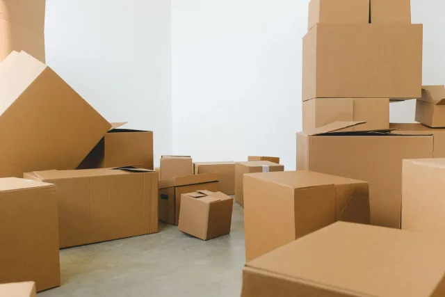 Kartonnen verhuisdozen in verschillende formaten in een lege kamer