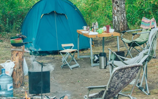 Kampeerspullen opbergen na de vakantie: waar laat je tent, dakkoffer en fietsenrek?