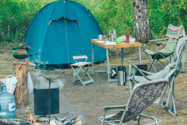 Kampeerspullen opbergen na de vakantie: waar laat je tent, dakkoffer en fietsenrek?