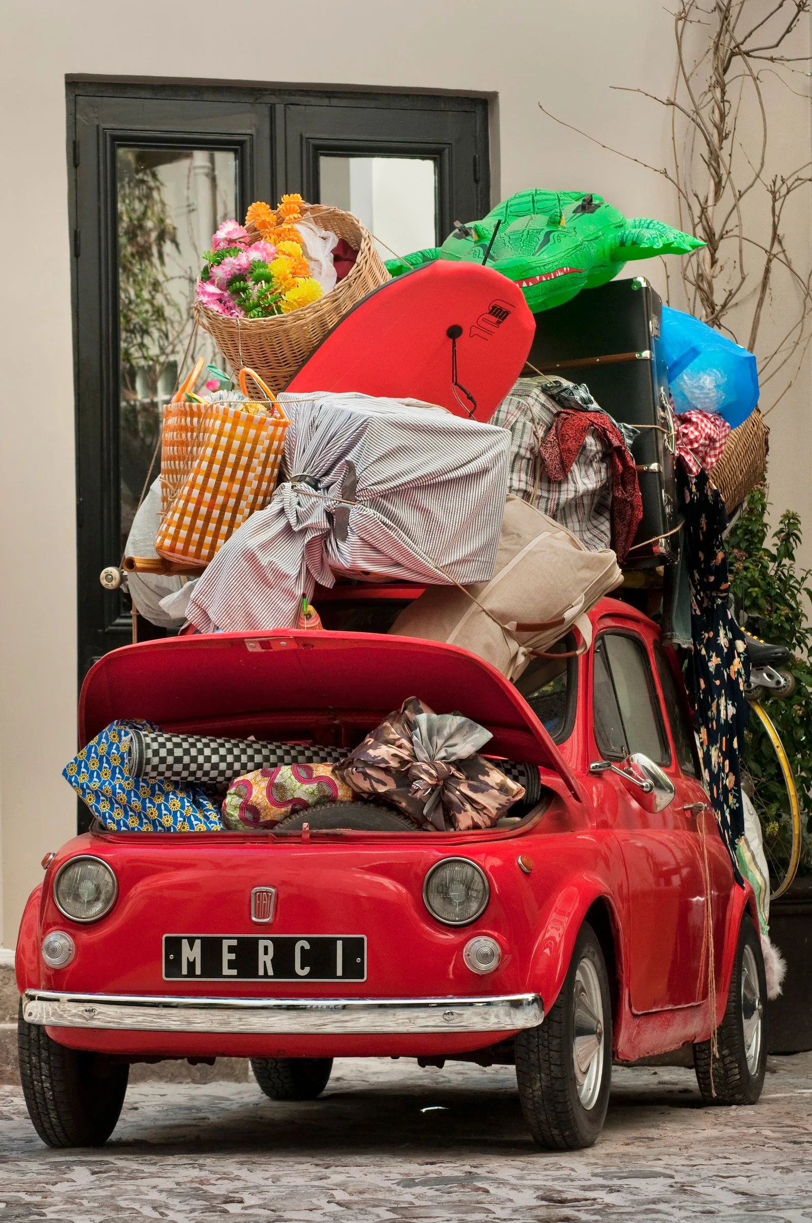 Auto met dakkoffer op de weg, klaar om na de vakantie de kampeerspullen weg te bergen