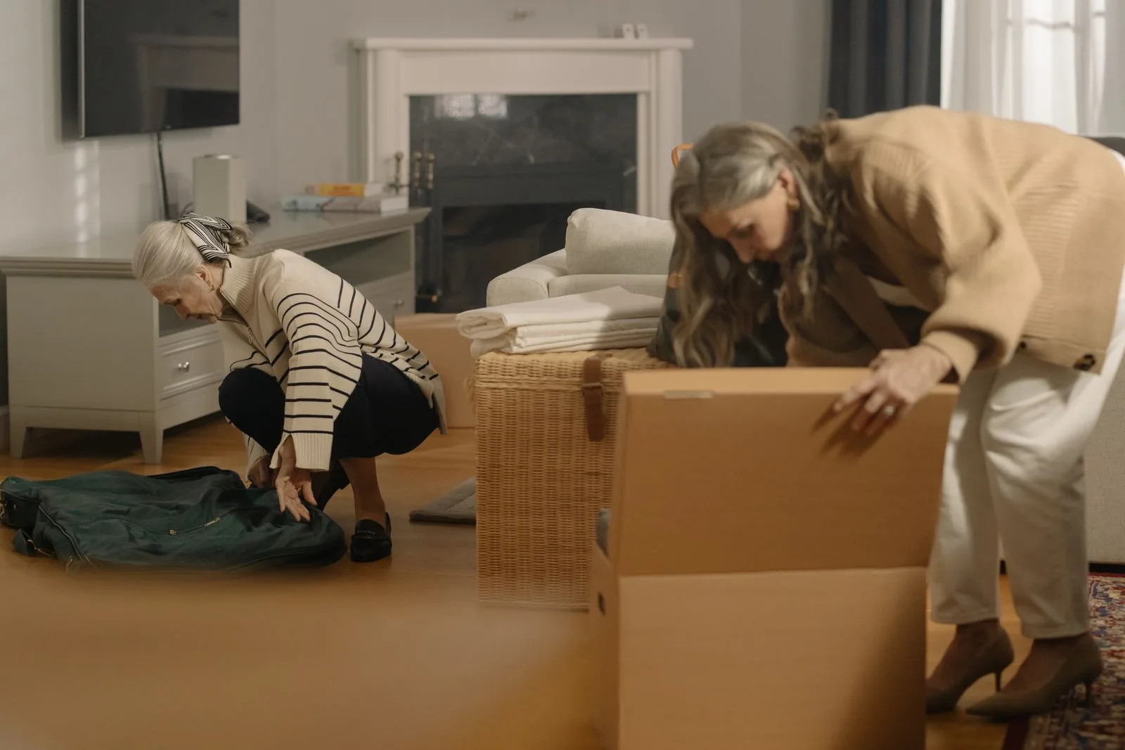 Familieleden verdelen samen een inboedel na een overlijden