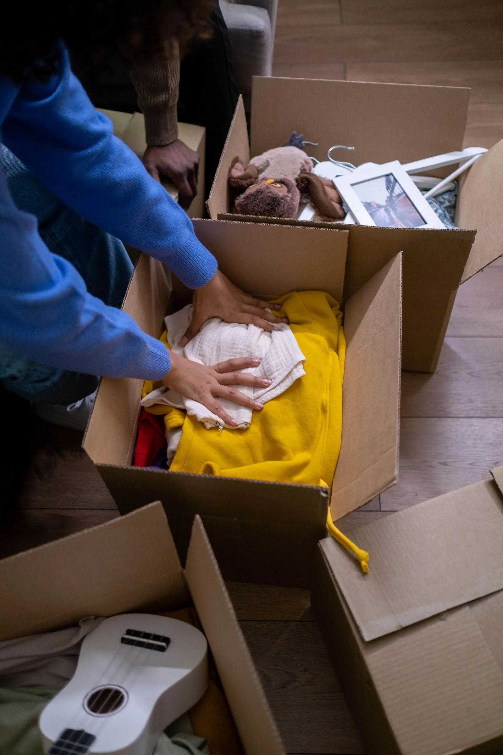 Handen sorteren kleding en persoonlijke bezittingen voor tijdelijke opslag