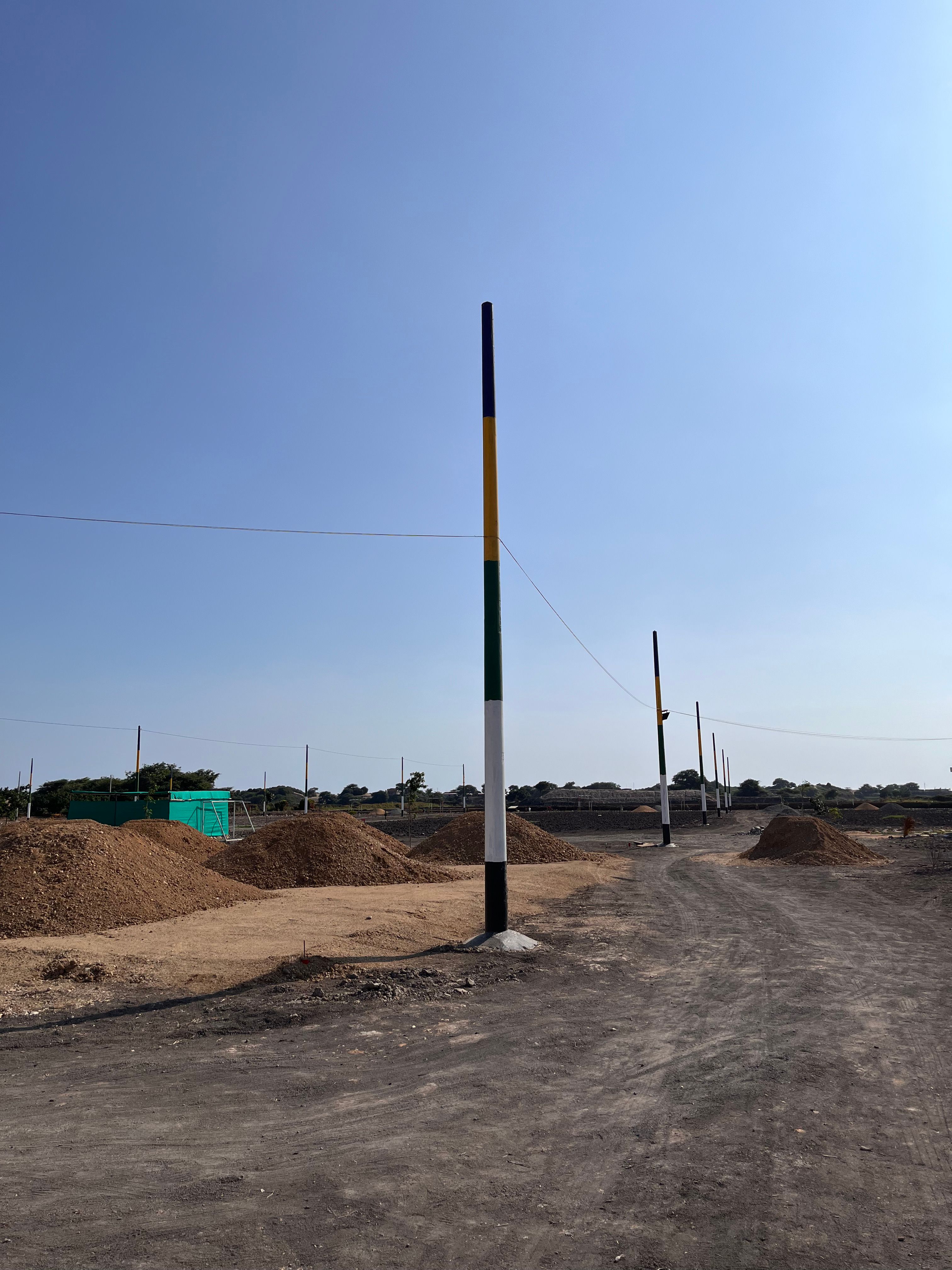Instalación de postes de luz en los lotes de Expande de Lambayeque III