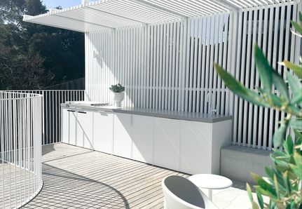 White outdoor kitchen at @charred_peninsula_charm by Mint Landscape Design