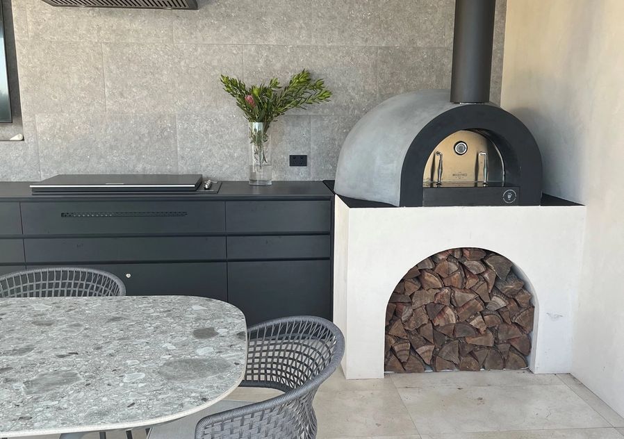 Mint Design: Pizza Oven incorporated into the outdoor kitchen