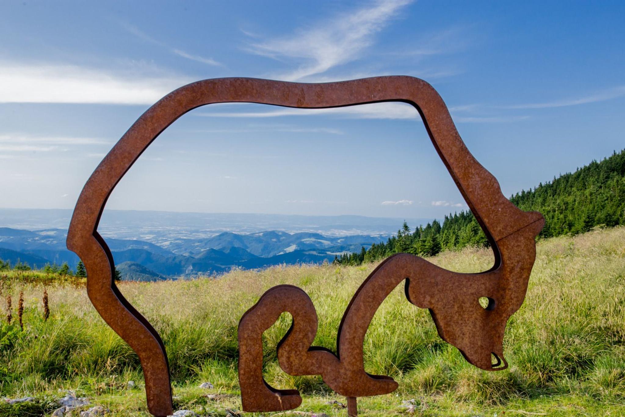 Ötscherbär Statue Nahaufnahme mit Bergen