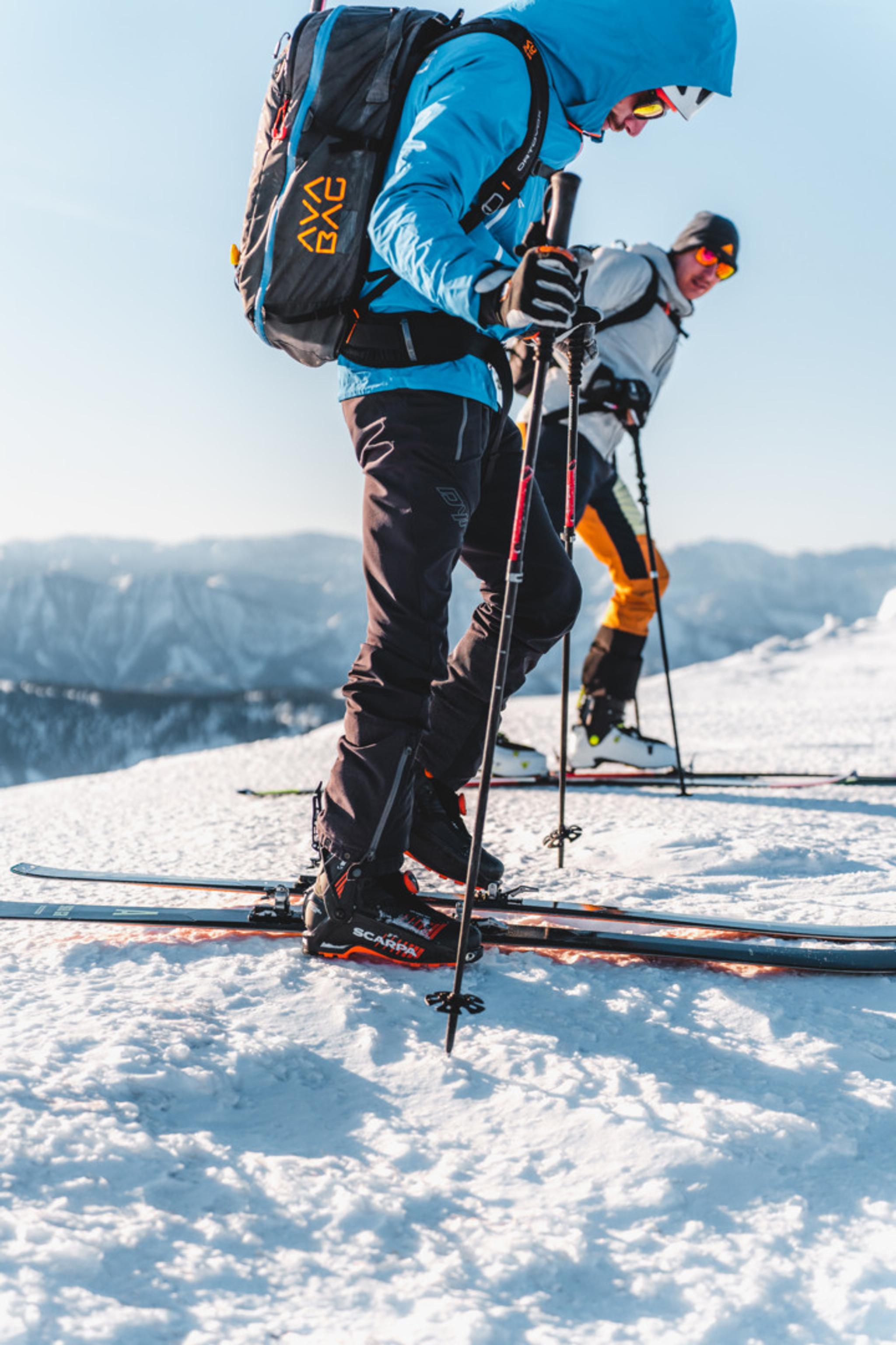 Zwei Skitour-Geher marschieren auf den Berg