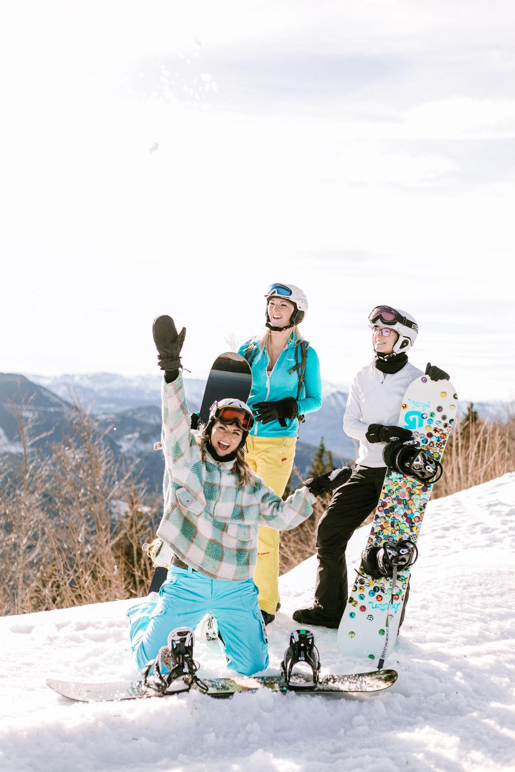3 Freundinnen genießen einen Tag im Schnee und jubeln