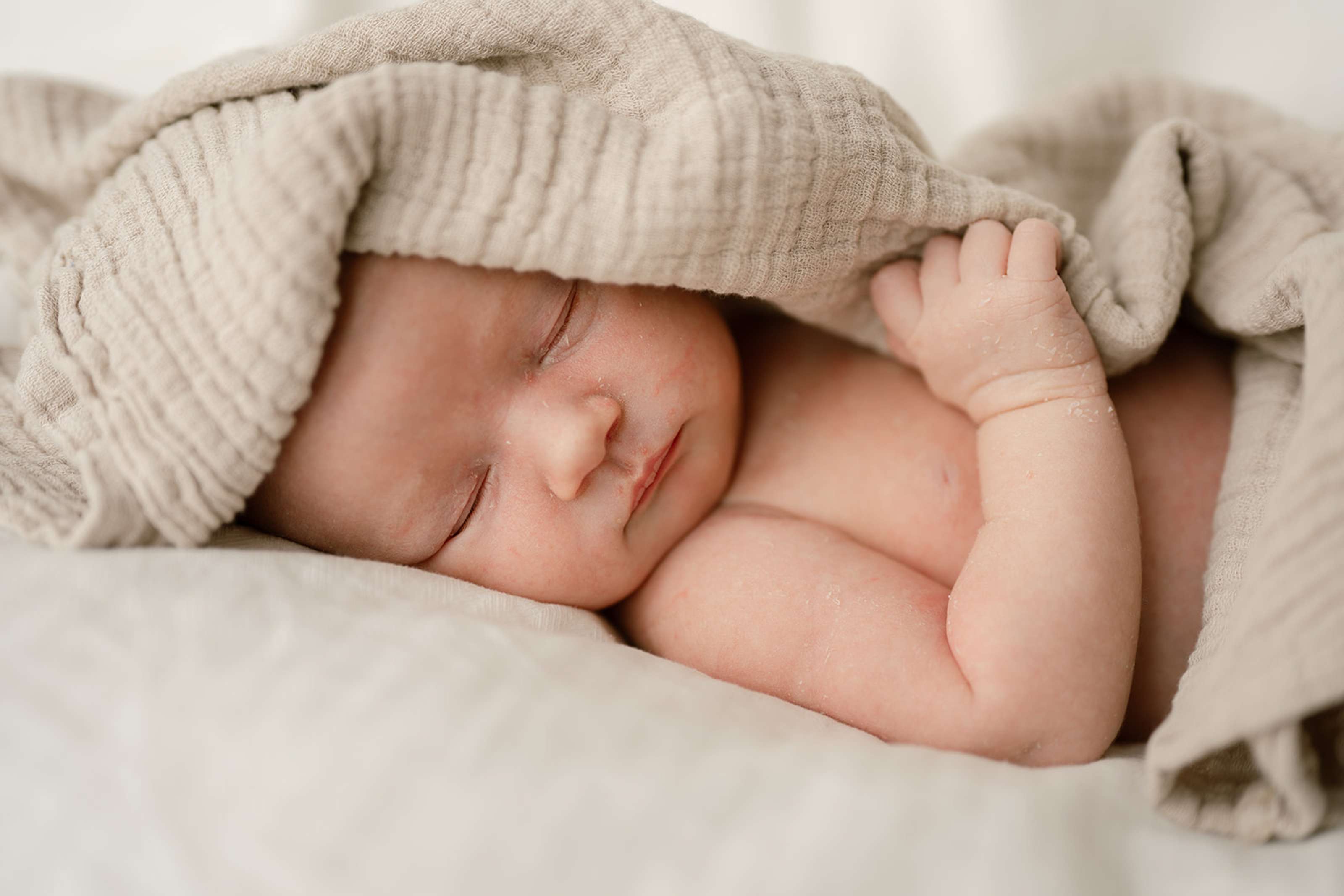 Nyfødt baby sover søtt