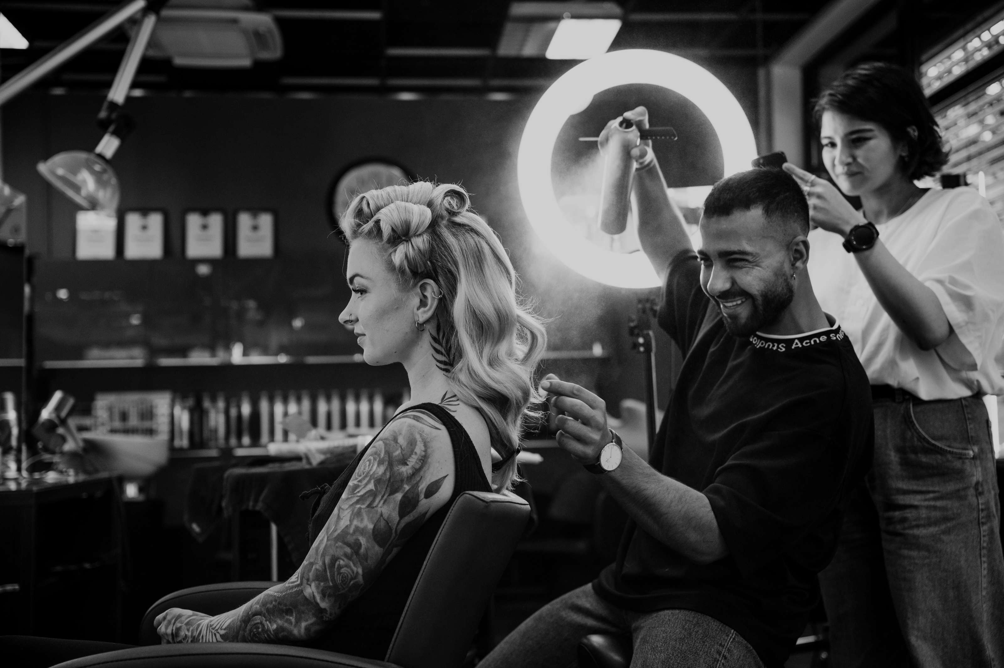 Brud ordner seg klar hos frisøren til bryllupsfotografering