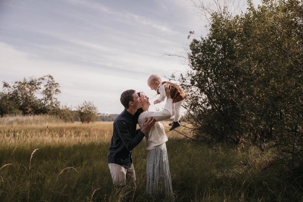Familie koser seg på familiefotografering i Lillestrøm