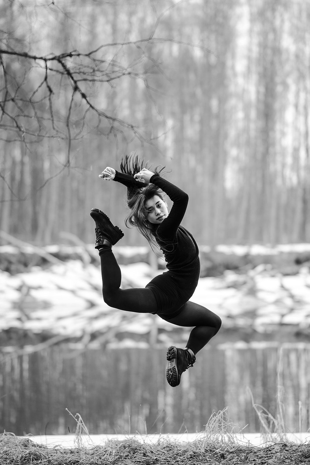 Bilde av danser som hopper i lufta