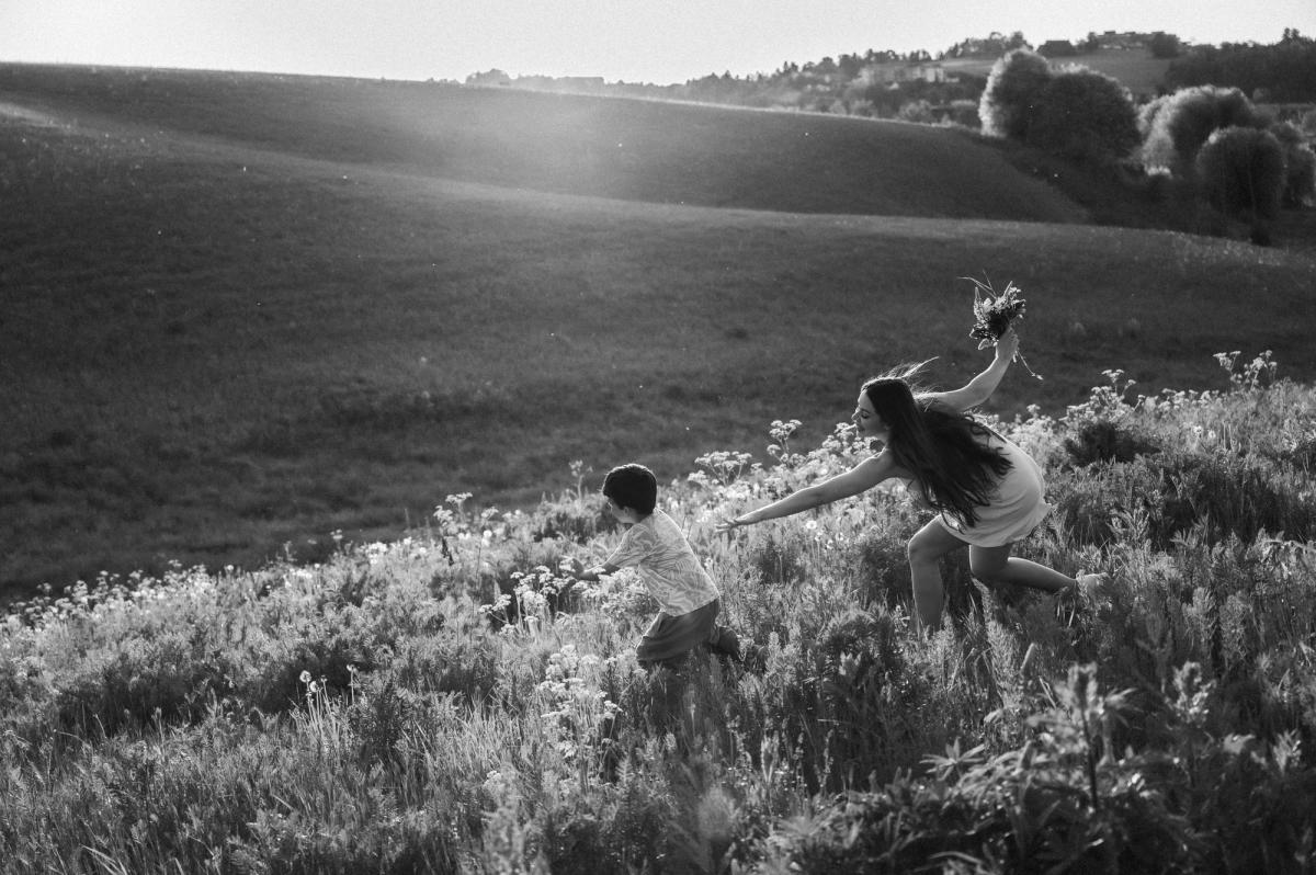 Kaos og kos på familiefotografering i solnedgang