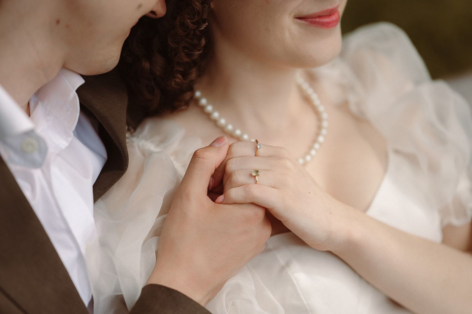 Bryllupsfotograf - Detaljbilde av brud og brudgom