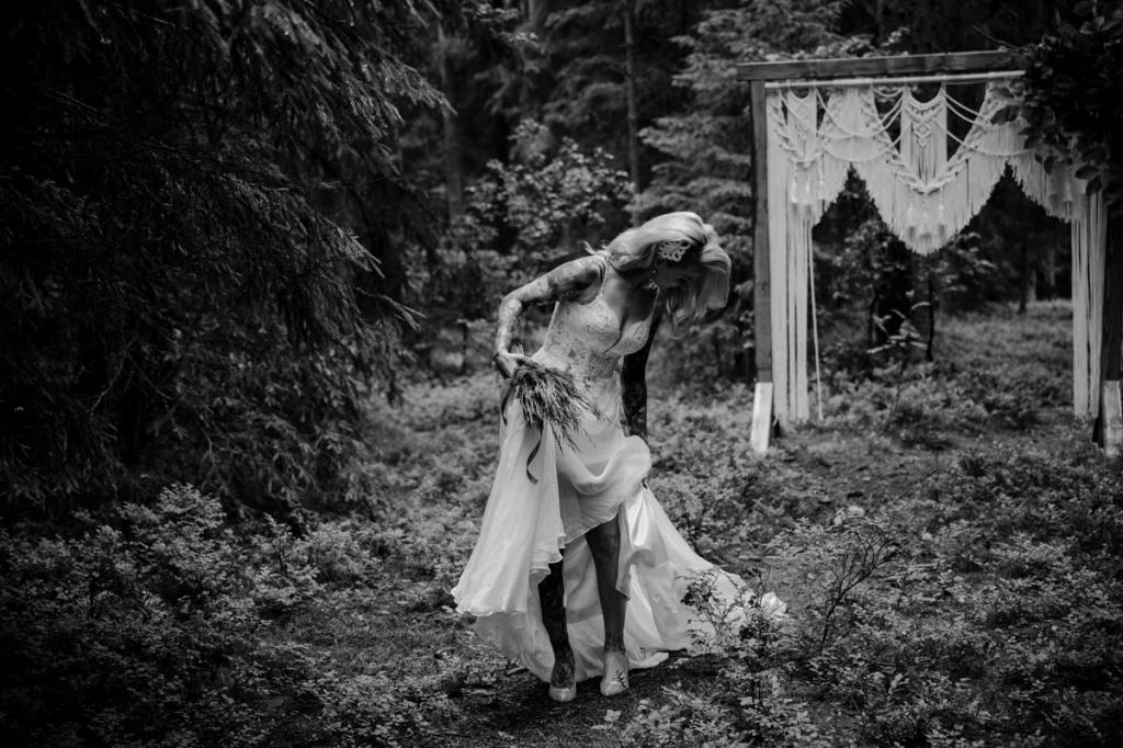 Bryllupsfotografering - Fotostorie - Nydelig brud i liten bryllupsseremoni i skogen