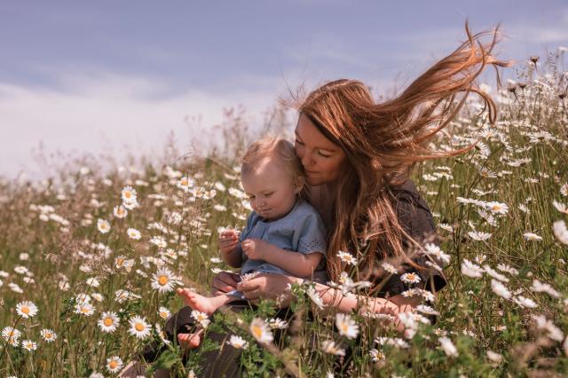 Familiefotograf - Fotostorie - Mor og datter i blomstereng