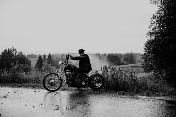 Brudgom kjører motorsykkel i regnet