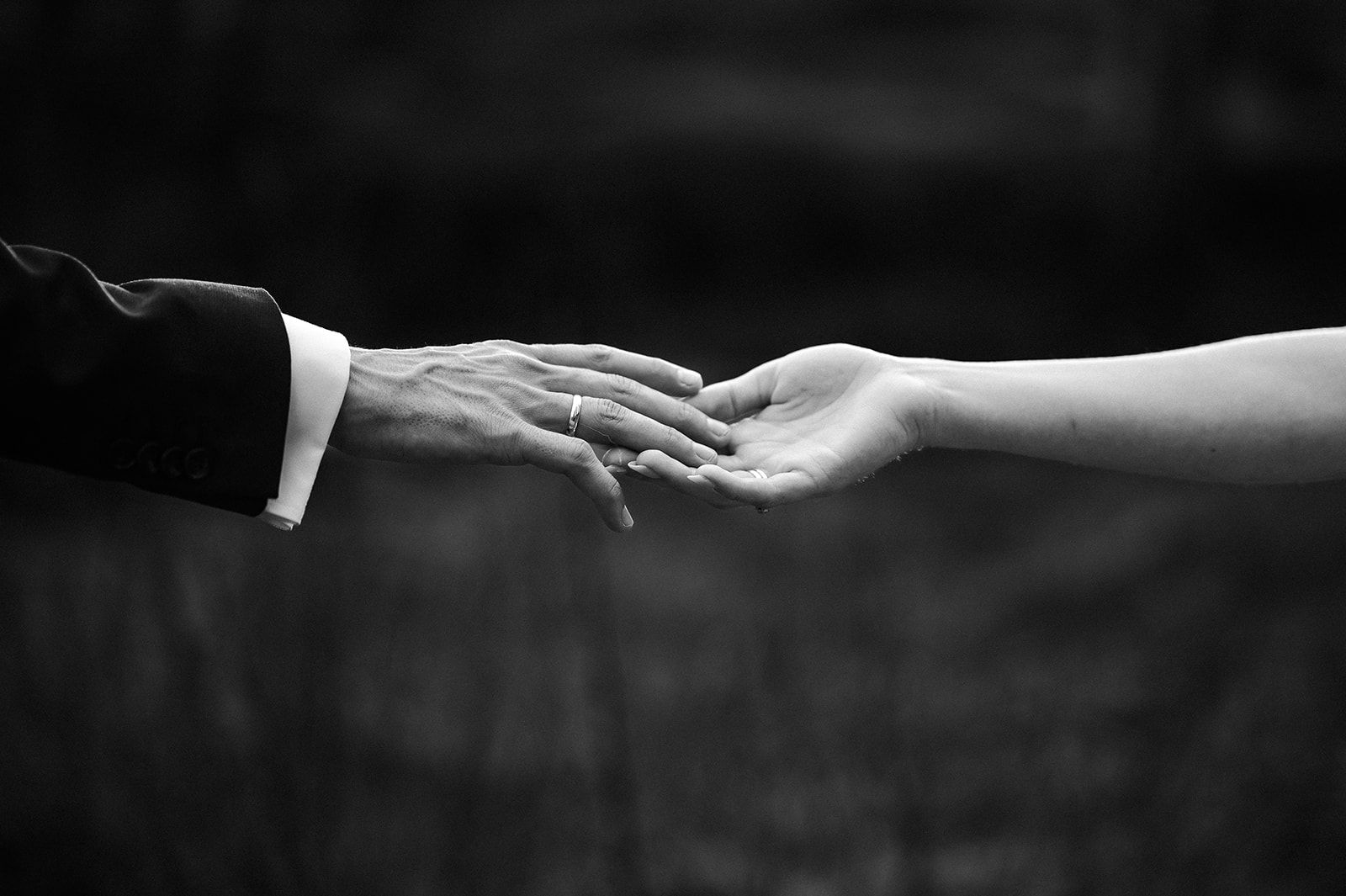 Nygifte hender med gifteringer på