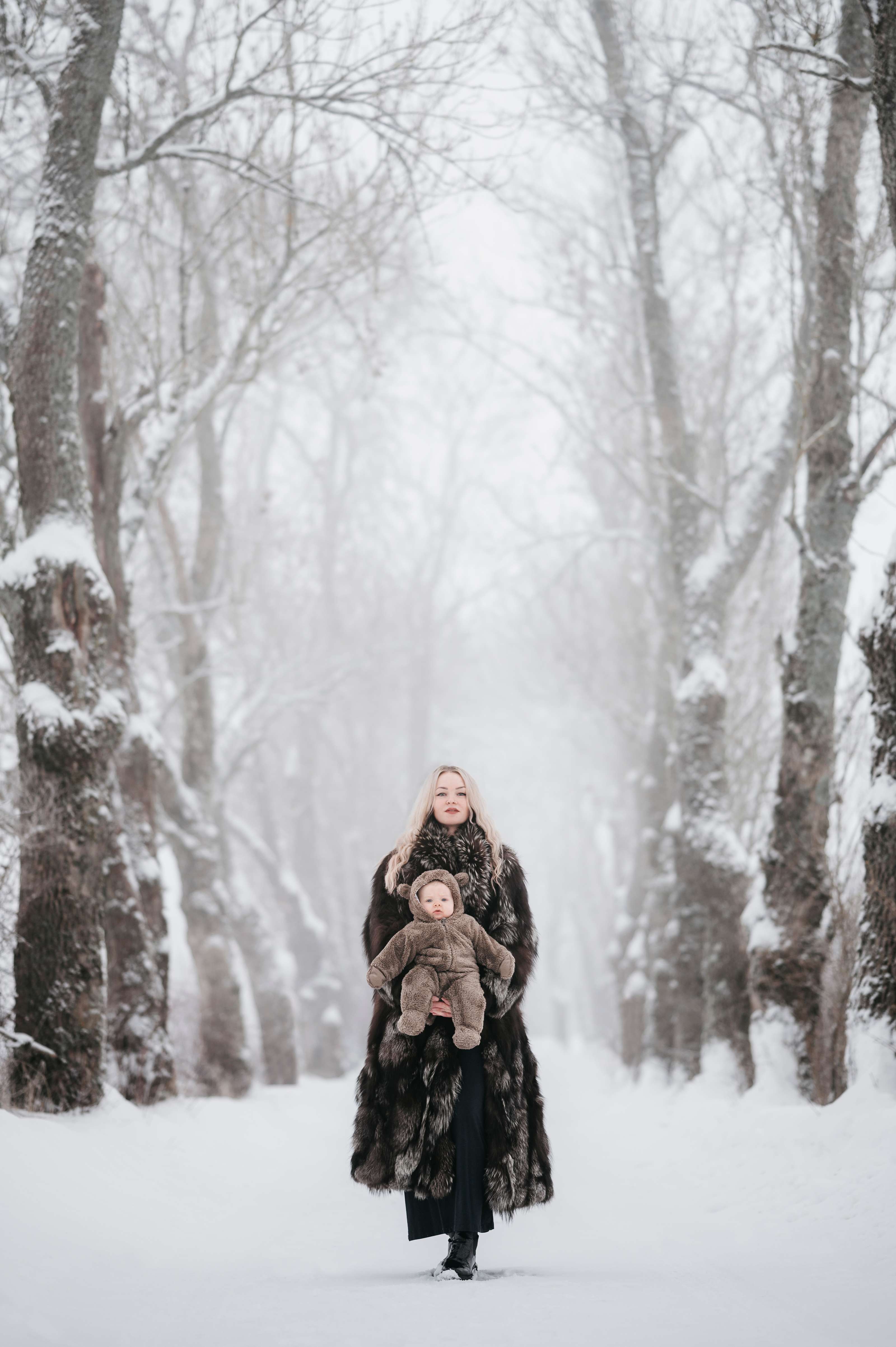Baby og mamma i snøen på familiefotografering