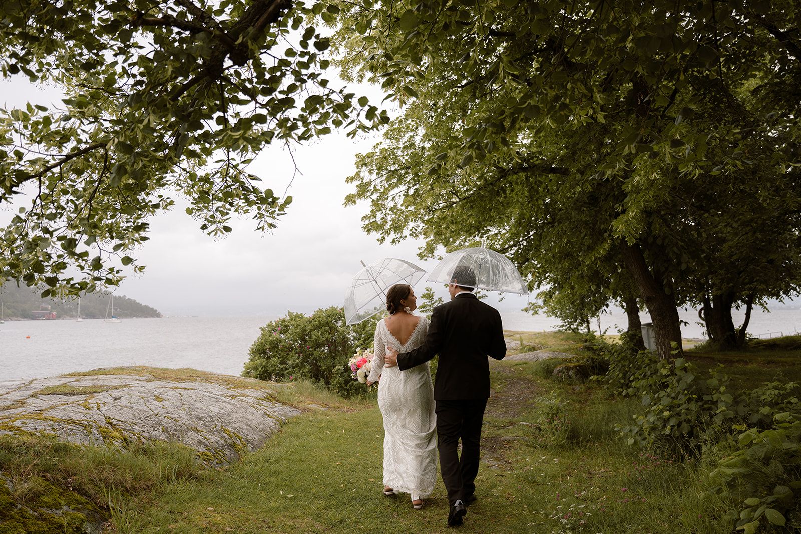 Bryllupsfotograf - Brudepar i regnet