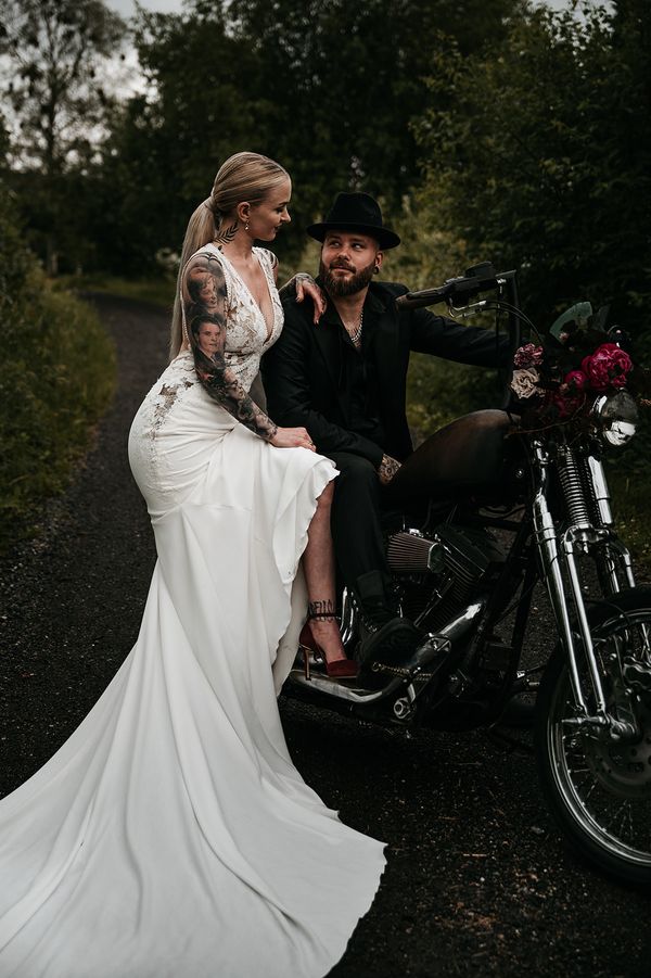 Rocka brudepar på motorsykkel