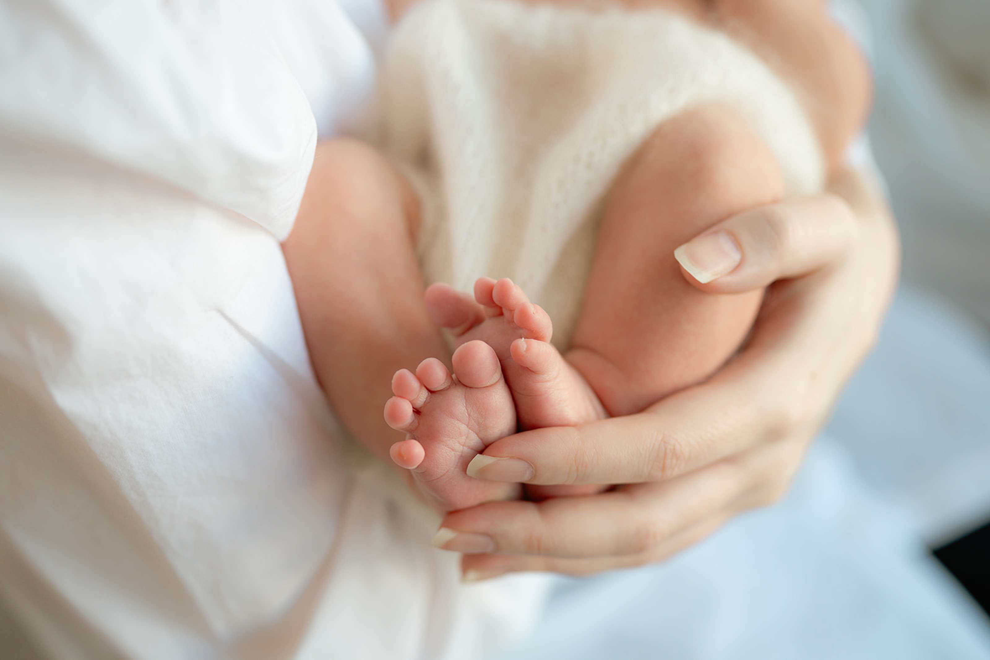 Ubrukte babyføtter på nyfødtfotografering