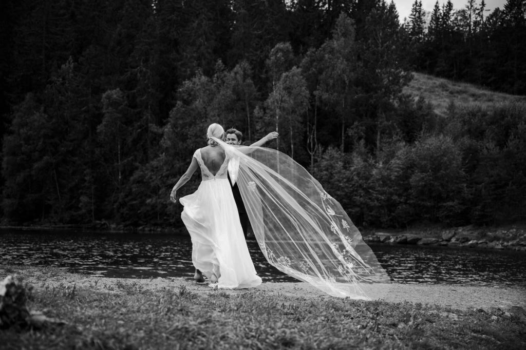Bryllupsfotograf - Fotostorie - Brud med slør som blåser i vinden