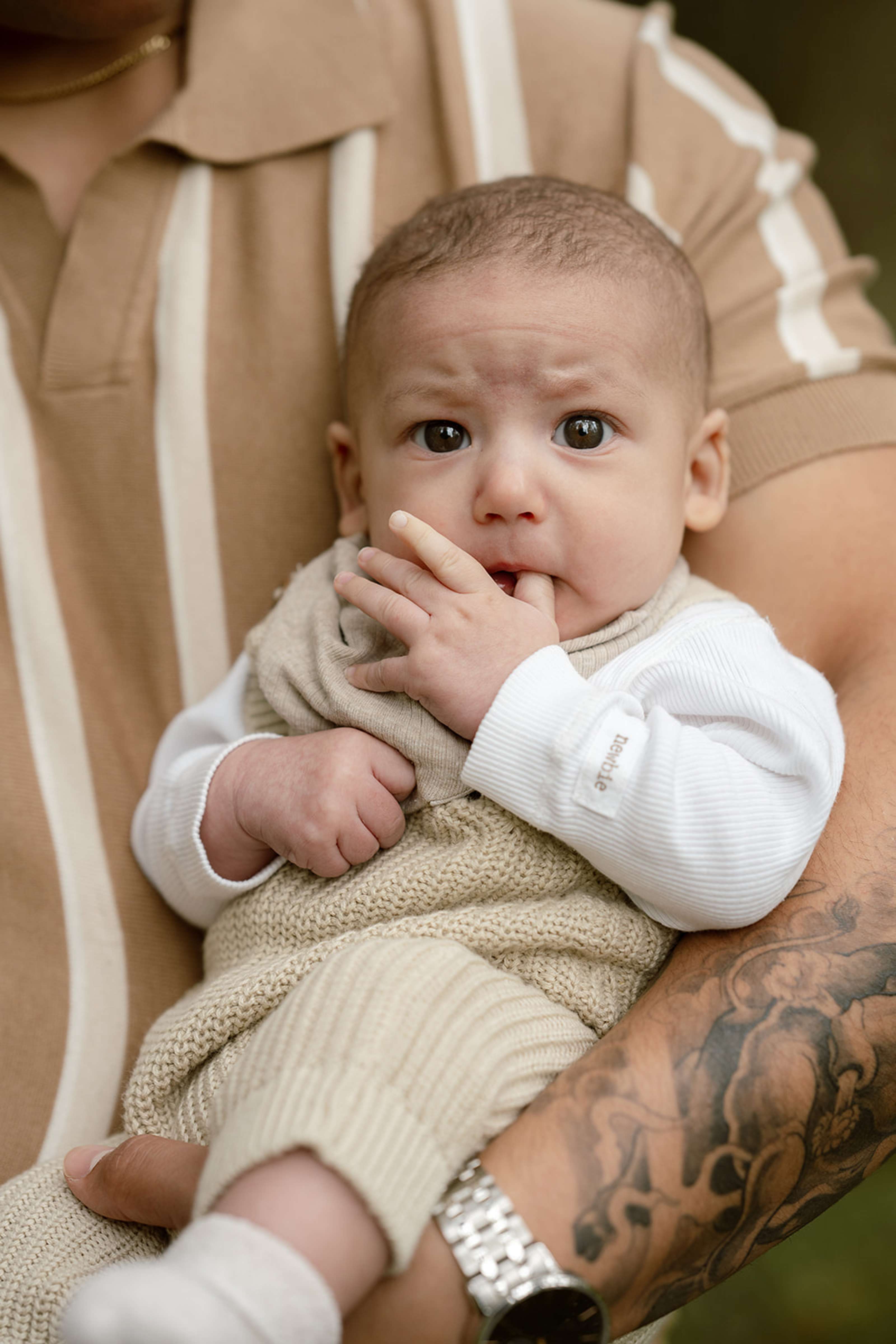 Liten gutt i armene til pappa