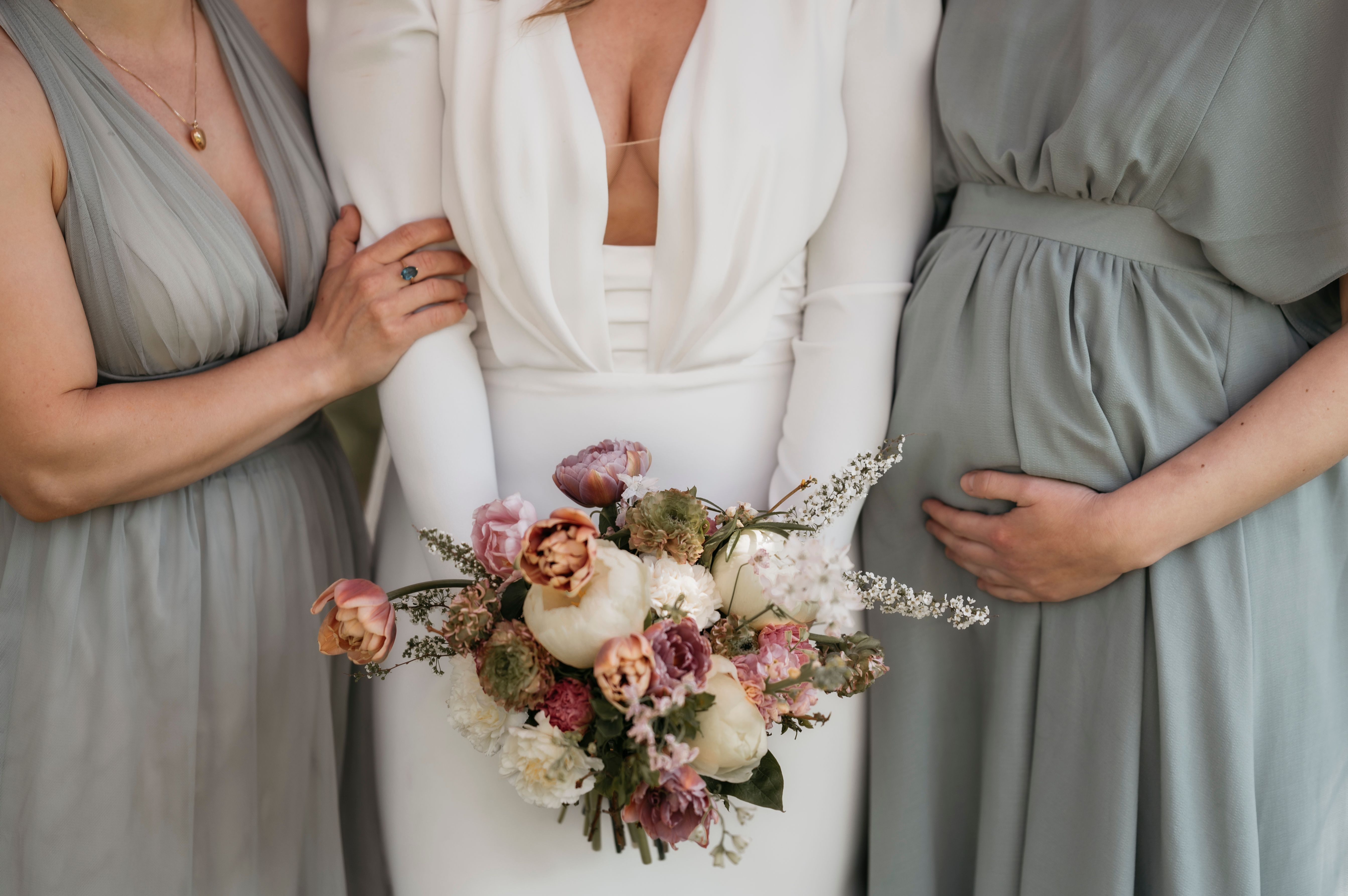 Brud med brudebukett og forlovere 