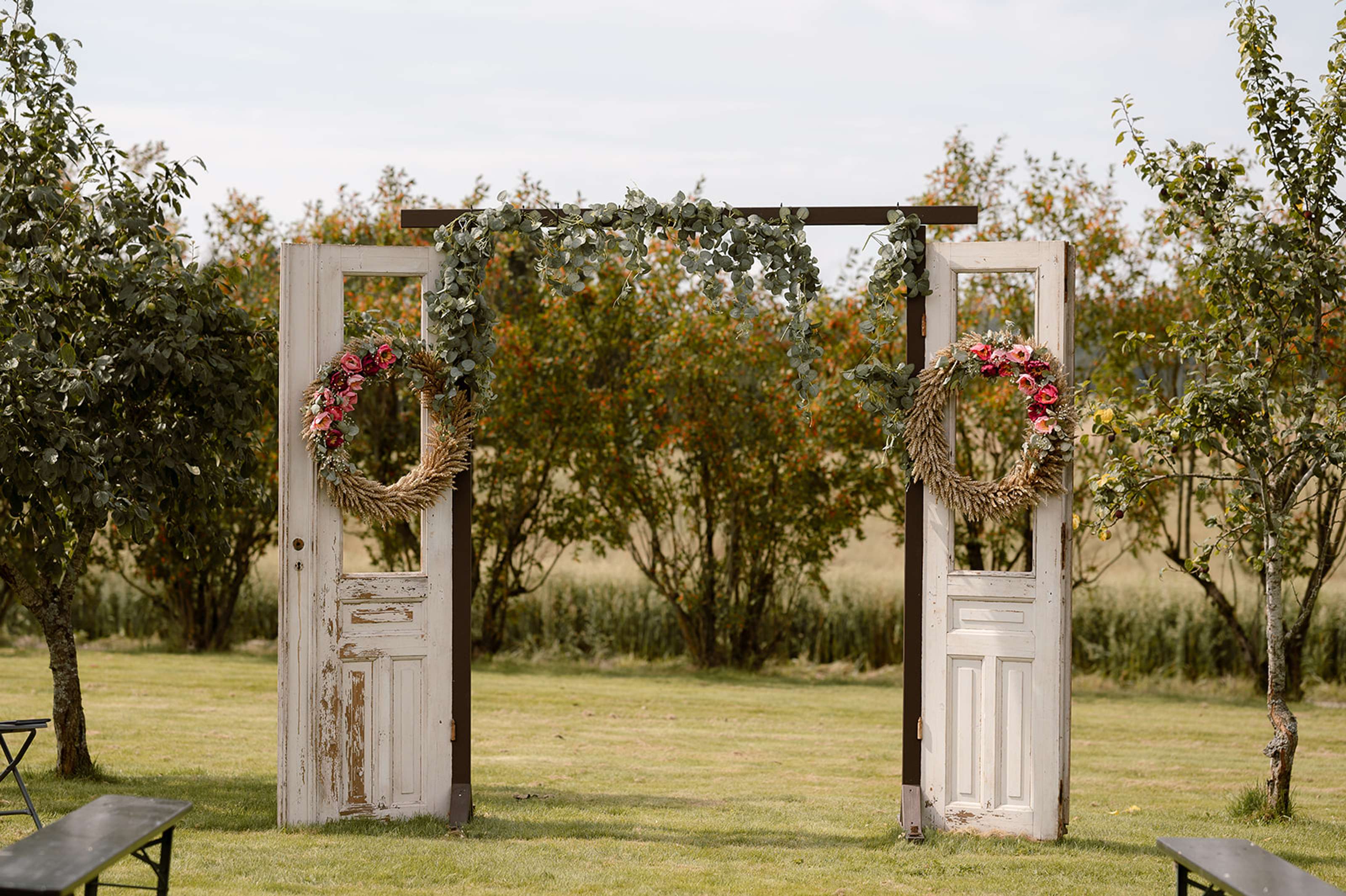 Pyntet til utendørs vielse