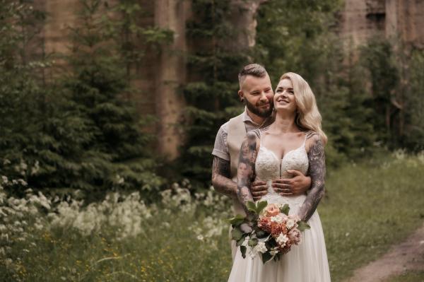 Bryllupsfotograf - Fotostorie - Brudepar i blomstereng 