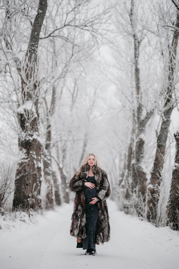 Game of thrones vibber med gravid kvinne i vinterkledd landskap 