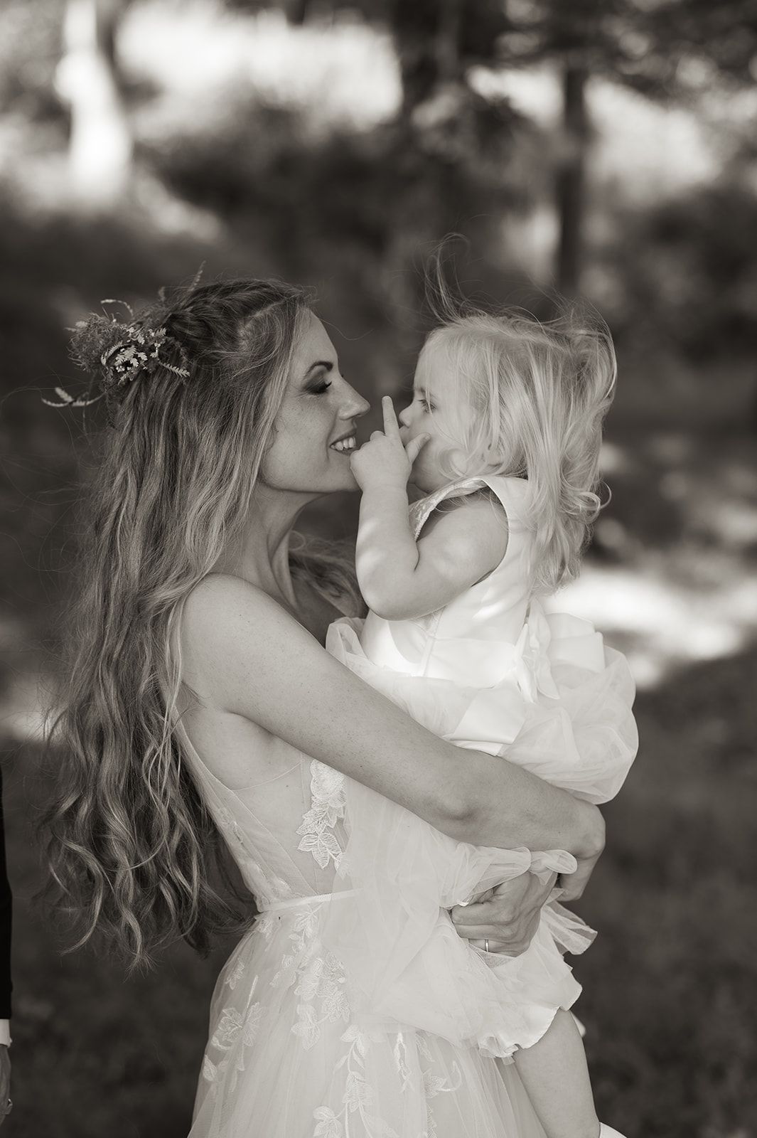 Mor og datter på bryllupsdagen