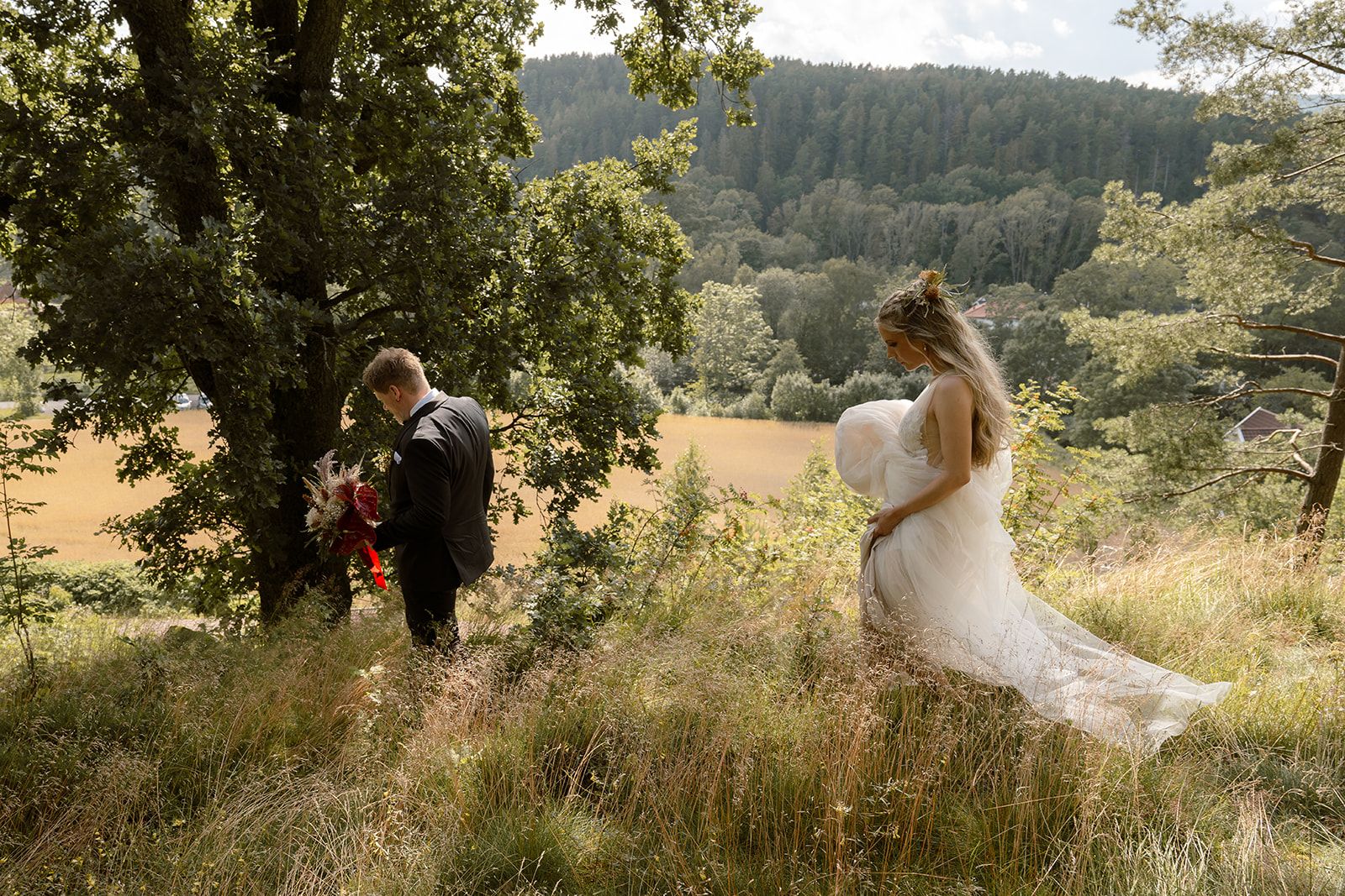 Bryllupsfotograf - Brudepar i enga