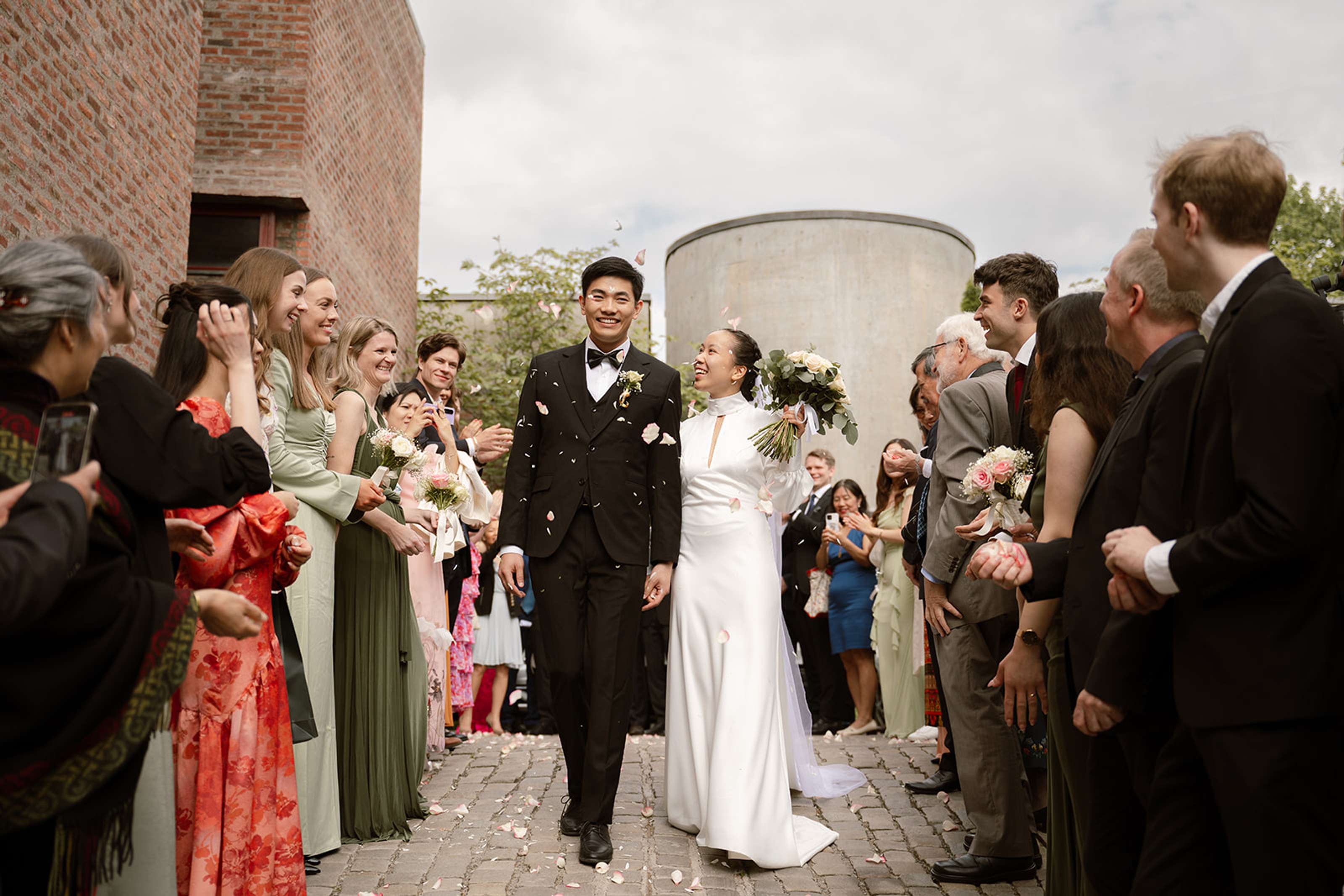 Konfetti på brudeparet etter vielsen