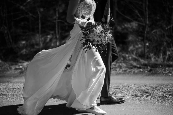 Brudepar i vinden