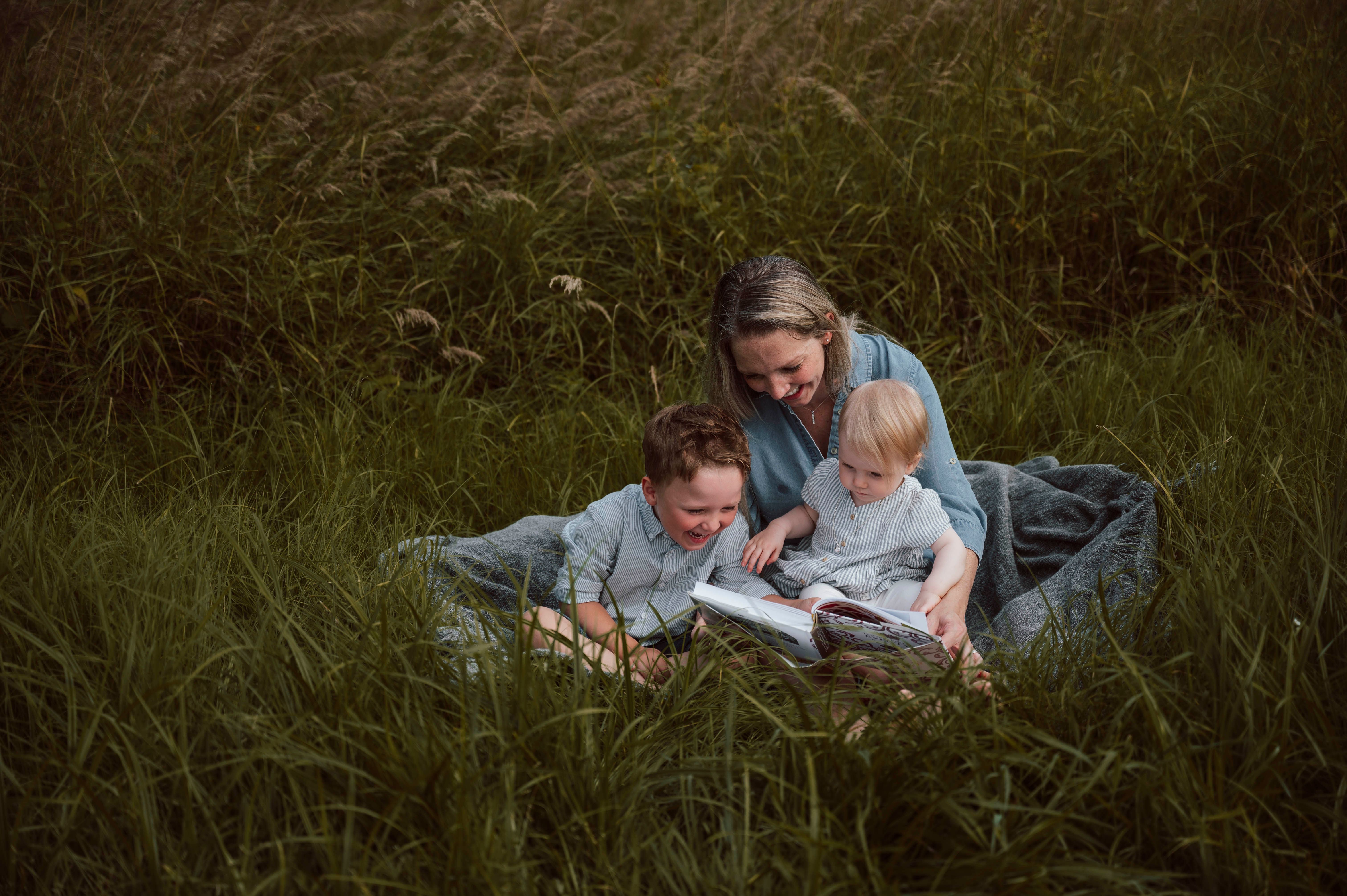 Eventyrstund med barna i enga på fotografering