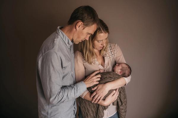 Naturlig nyfødtfotografering hjemme hos kunden