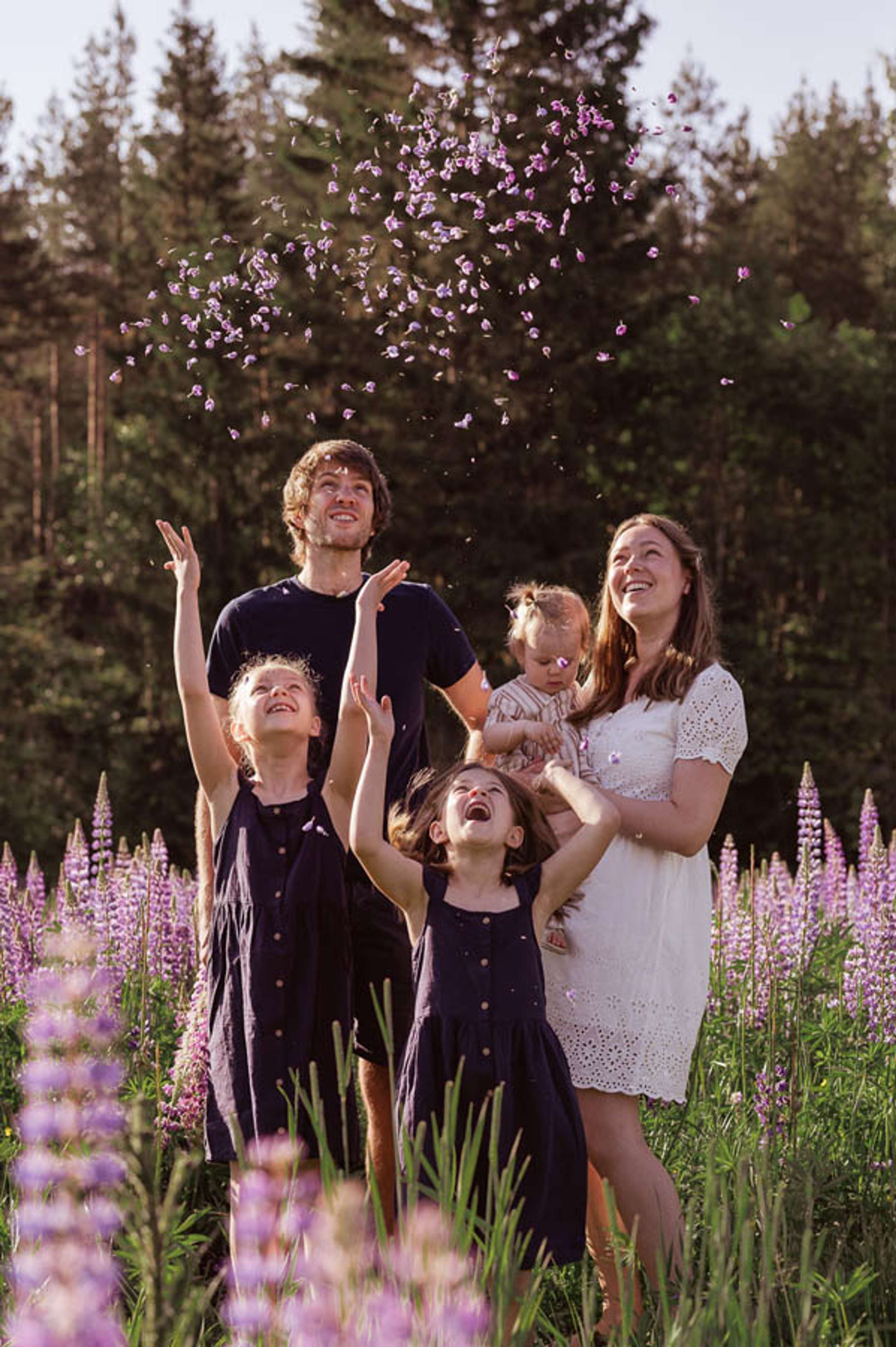 Taran er utrolig dyktig! Hun gjør et godt og grundig forarbeide ved å finne gode lokasjoner å ta bildene på - og finner de nydeligste stedene. Hun er profesjonell i alle stadiene, og jeg opplever at hun er veldig opptatt av at sluttresultatet blir like tilfredsstillende for henne som for oss som kunde.
