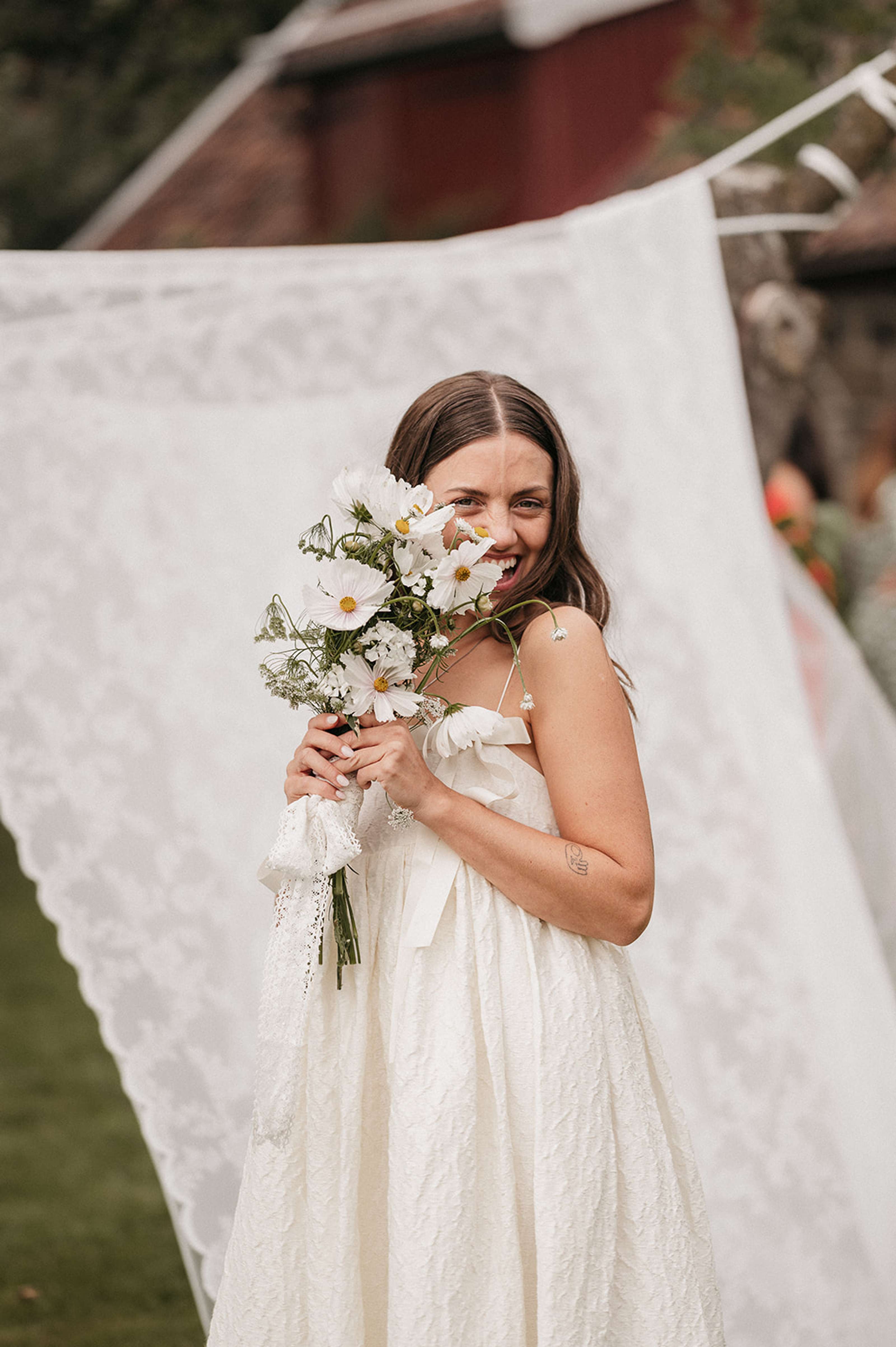 Nydelig brud med brudebukett på bryllupsdagen